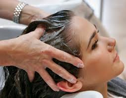 Massage capillaire - KULTE, votre salon de coiffure à Sathonay-Camp